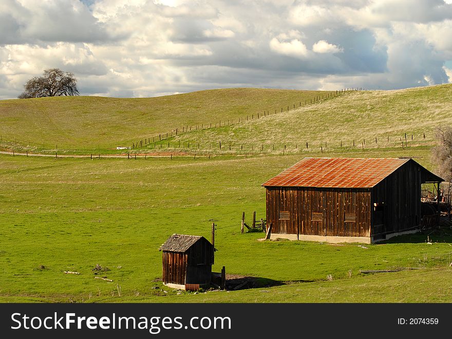 A lone barn and shed on a California hillside