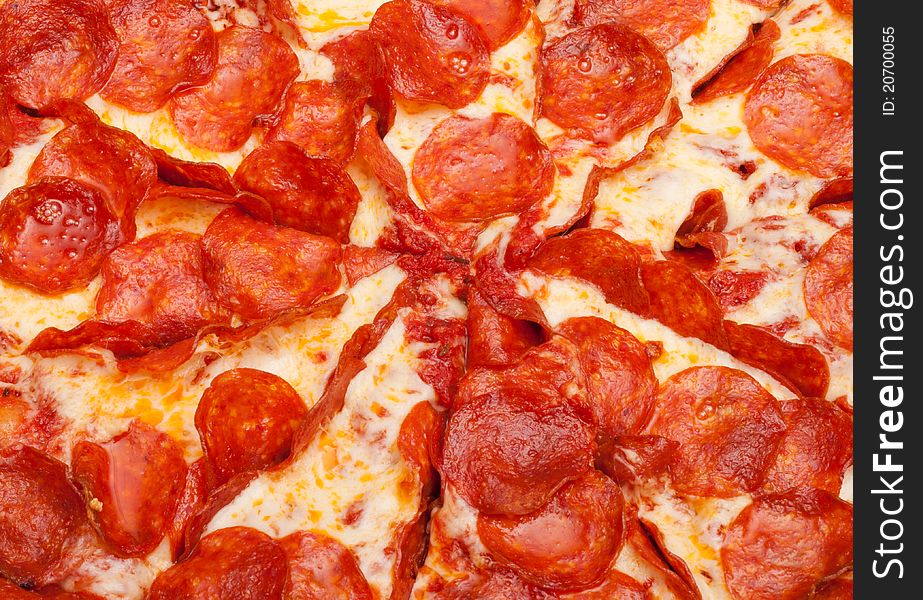 A very tempting image of a delicious pepperoni pizza.