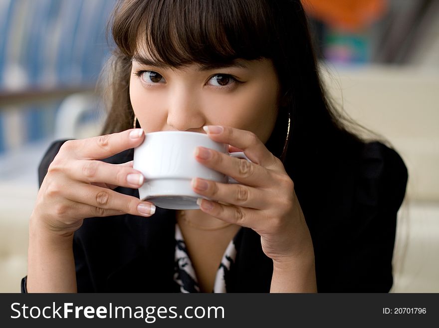 Businesswoman drinking tea in a cafe