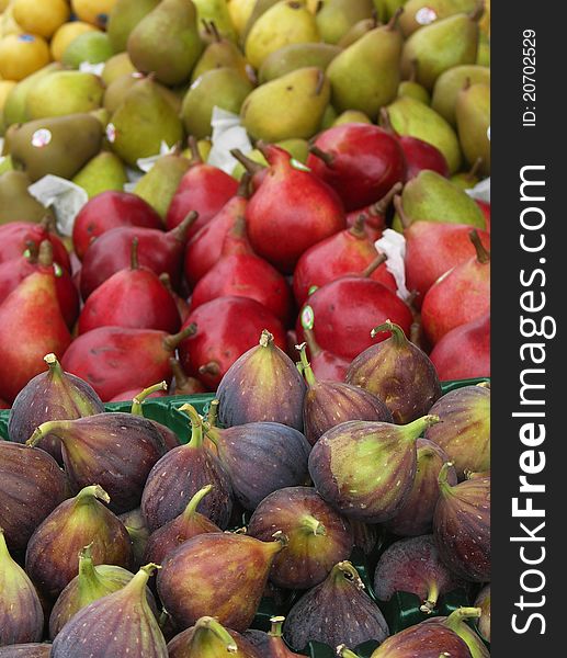 Figs and pears at the farmer's market