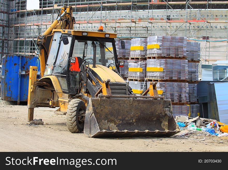 Downtime at the site. Repaired wheel excavator. Downtime at the site. Repaired wheel excavator