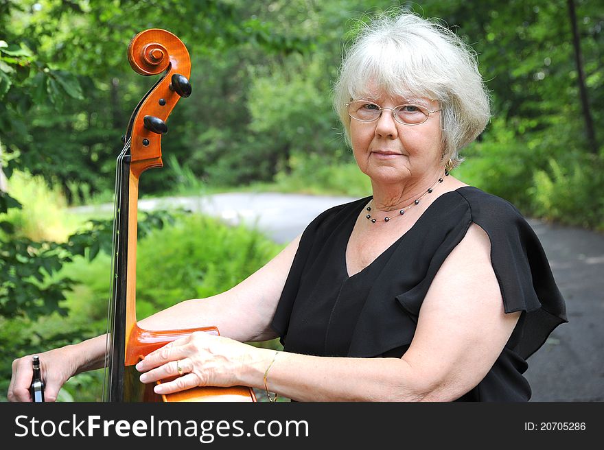 Female cellist.