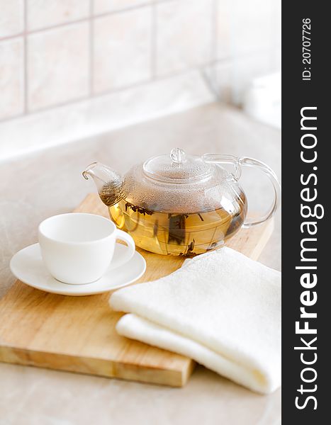 Tea pot infuse with cup