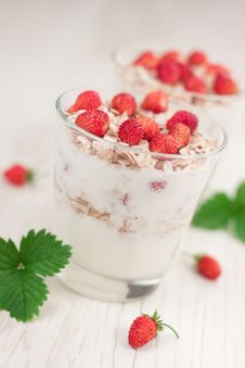 Yogurt With Muesli And Strawberries Stock Photos