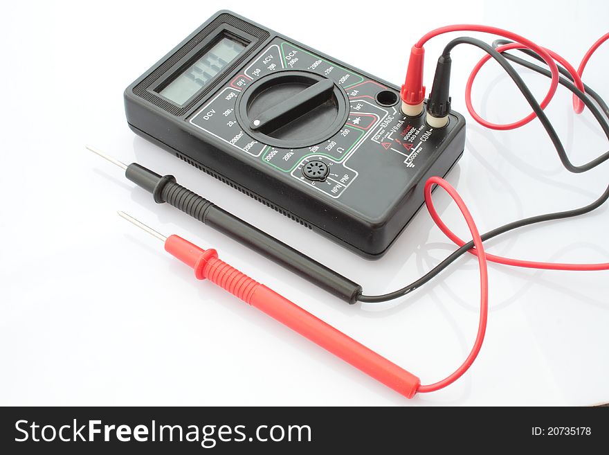 Use the multimeter to meterage a Battery.