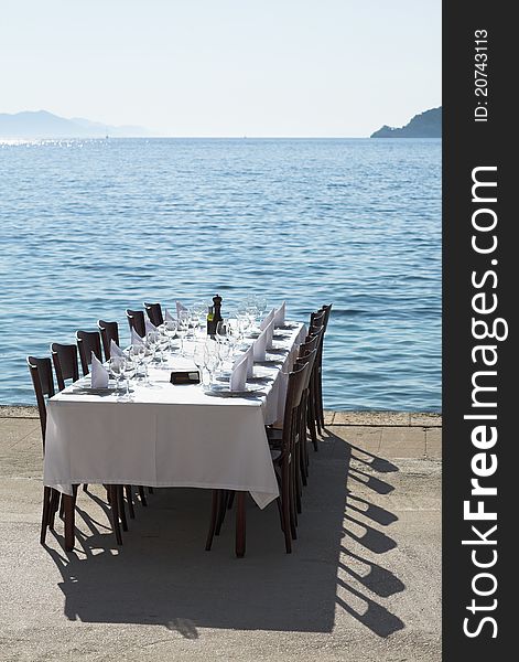 Outdoor Restaurant Table Nextr To Sea Shore