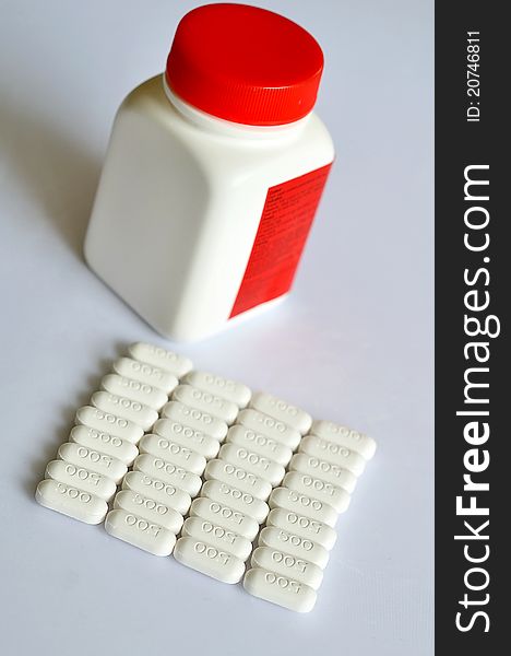 A pills of paracetamol with bottle