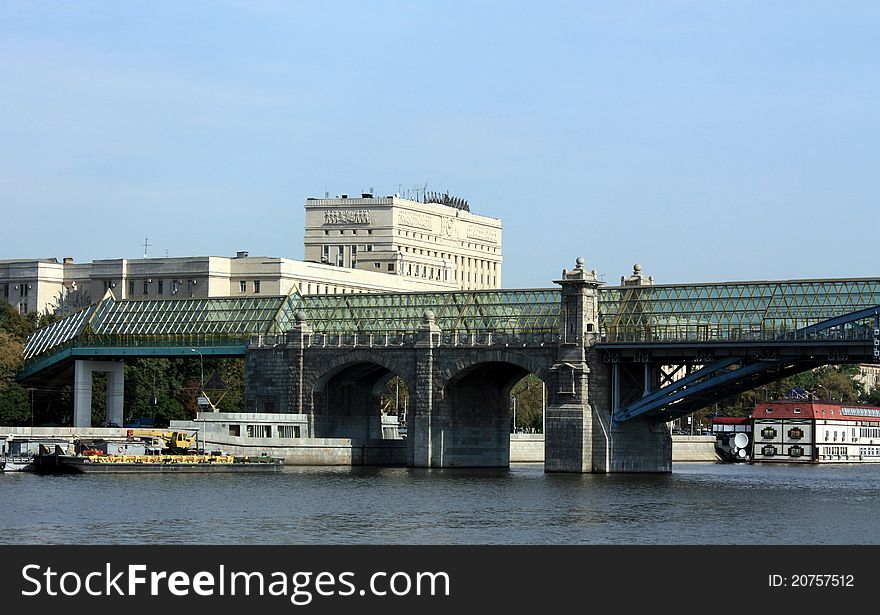 Andrew's Footbridge provides pass to Frunze Embankment from Neskuchnyi Garden. Andrew's Footbridge provides pass to Frunze Embankment from Neskuchnyi Garden