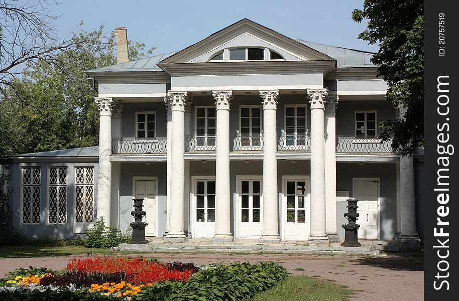 Camping in the Neskuchniy Garden