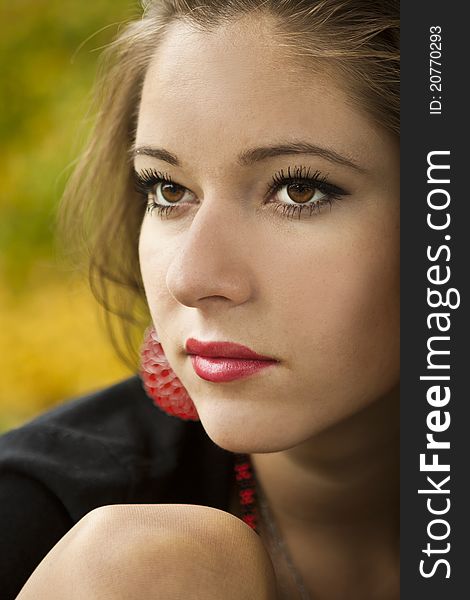 Beautiful girl walks in the park in autumn