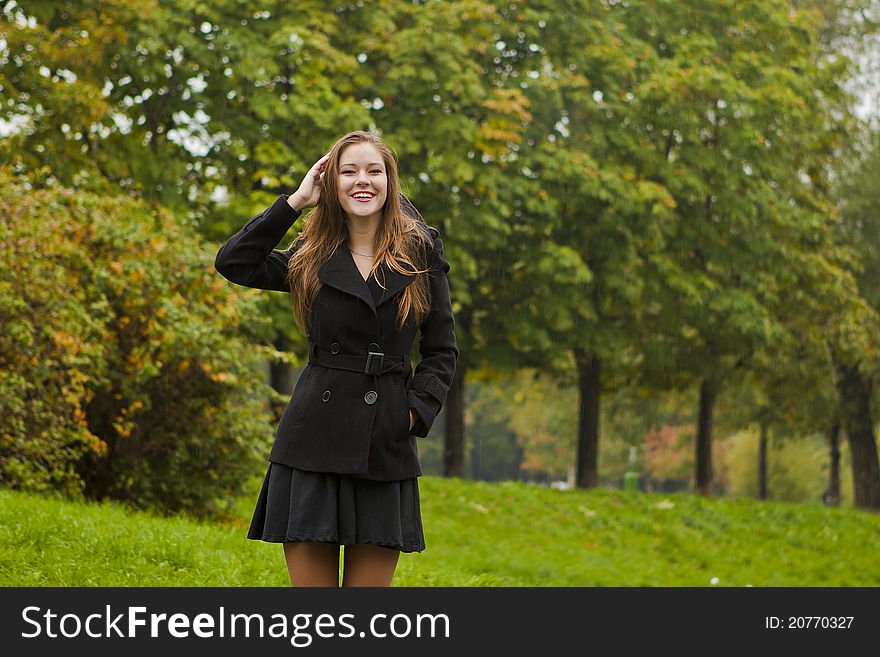 Beautiful girl walks in the park in autumn
