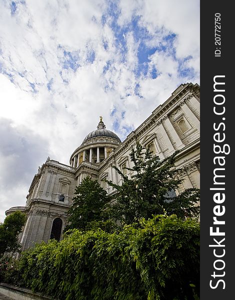 Wide angle photo of St Paul's Cathedral in London