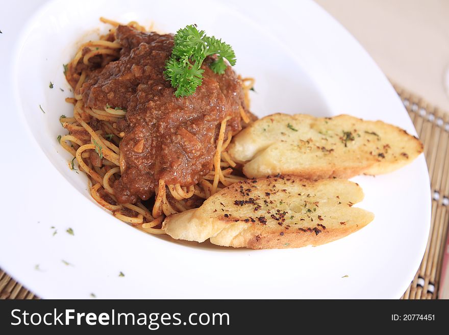 Spaghetti with meat sauce and garlic bread