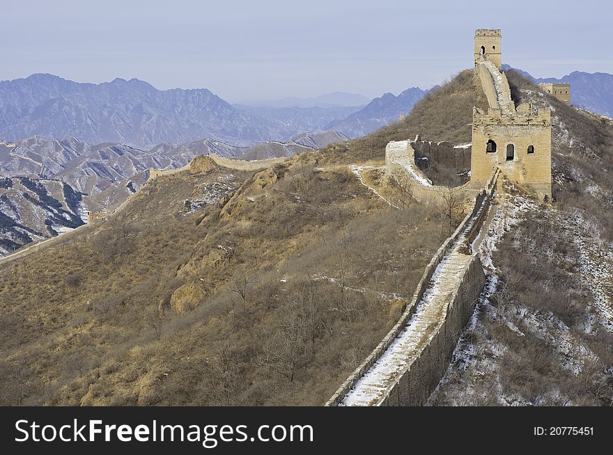 Sunlit view of the great wall of china during the winter