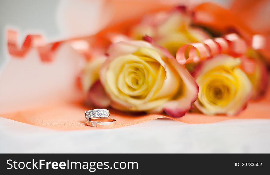 Wedding rings with yellow roses