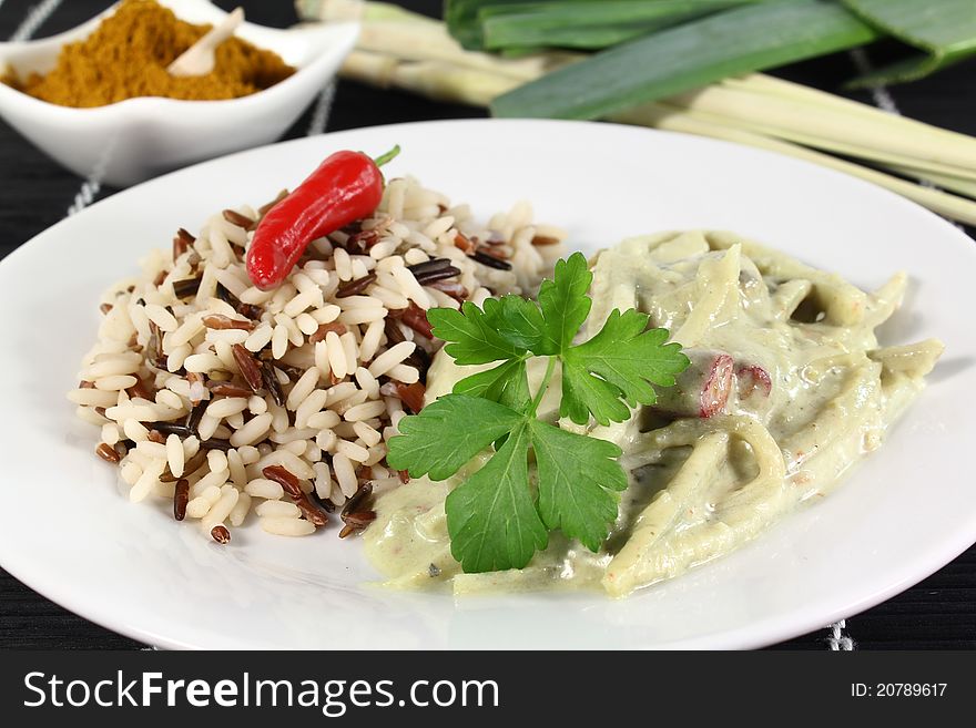 Green curry with vegetables and wild rice