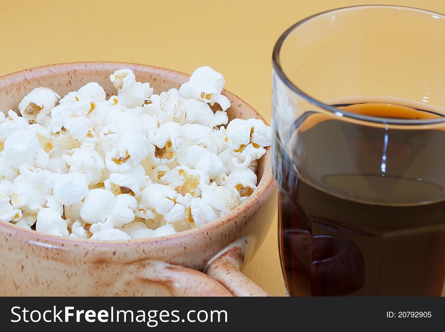 Pop corn in bowl and cola