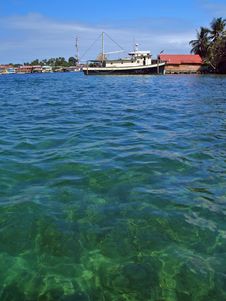 Colonial House On Water Royalty Free Stock Photos Colonial House On Water Royalty Free Stock Photos