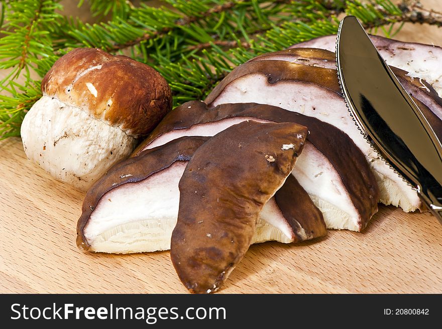Sliced â€‹â€‹mushrooms on wooden cutting board