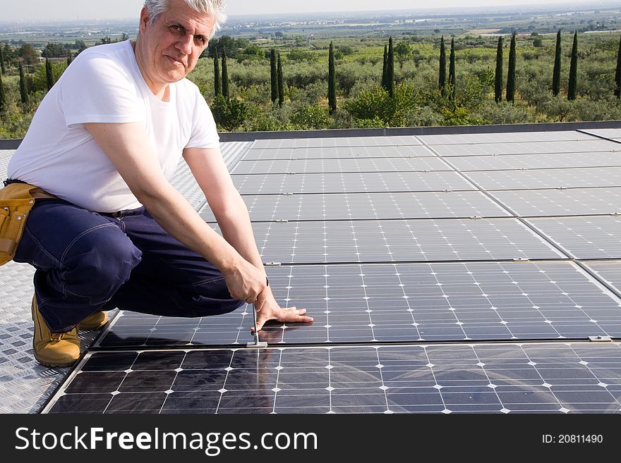 Craftsman while mounting a photovoltaic plant
