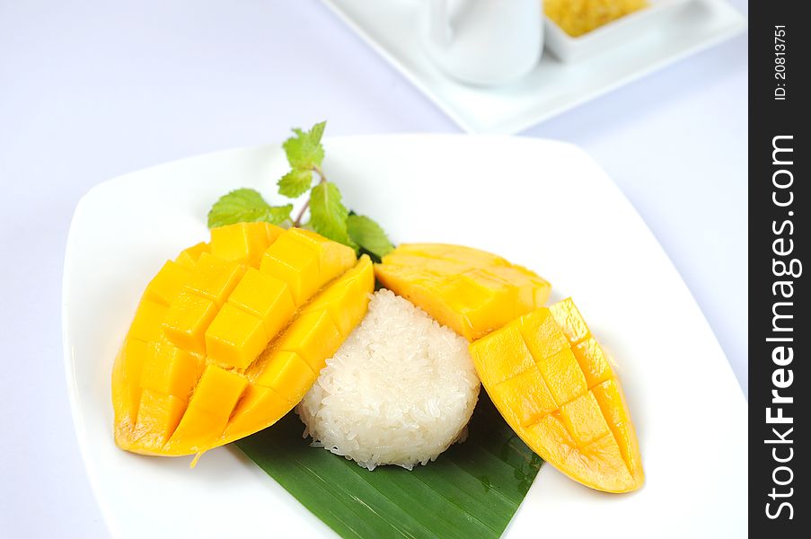 Thai's dessert Mango sticky rice with coconut milk