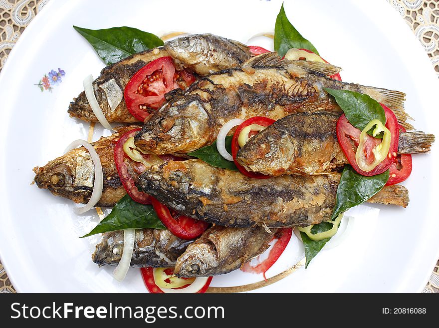 Fried carp with tomato and pepper
