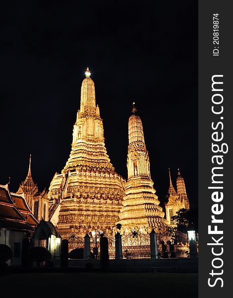 The night view at the twin pagoda at Wat Arun