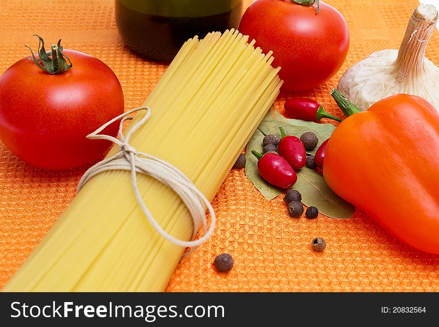 Raw spaghetti and few fresh tomatoes, pepper, egg, garlic