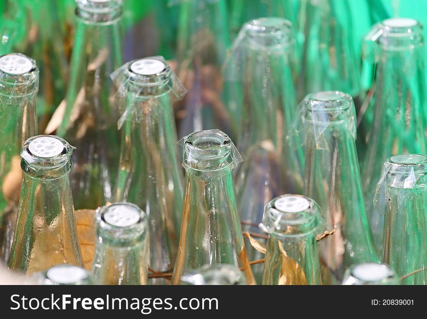 There are many empty glass bottles. There are many empty glass bottles.