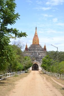 Dusty Road To The Temple In Bagan Royalty Free Stock Images Dusty Road To The Temple In Bagan Royalty Free Stock Images