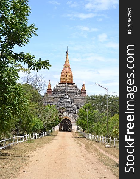 Dusty road to the temple in Bagan