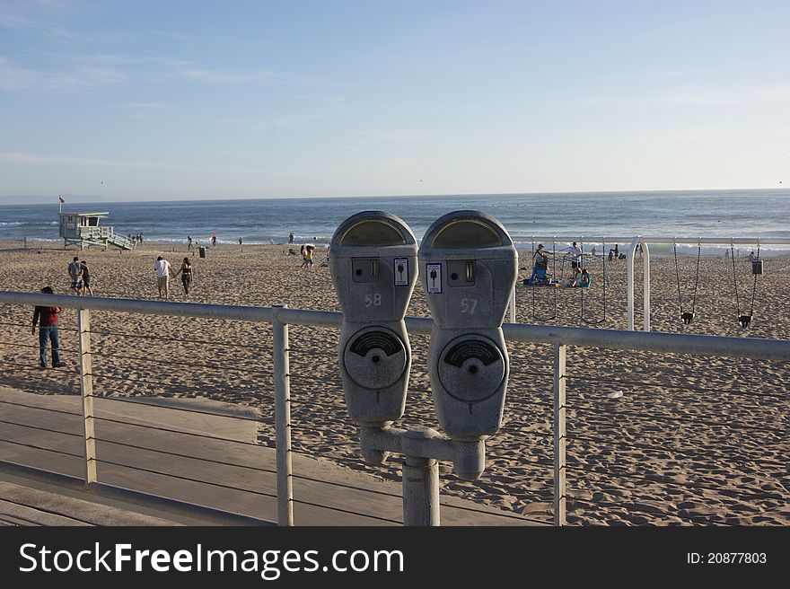 A parking meter on the West coast of America in a typical beach setting