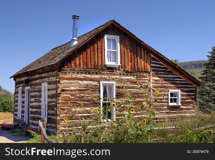 Rustic Old Time Log Cabin ii