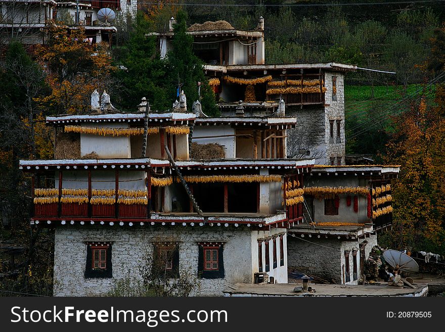 Danba Ganzi Tibetan Autonomous Prefecture in eastern China, 348 kilometers west of Chengdu. Jiarong culture is one of the cradles of national cultural history, there are domestic unique, rare in the world's Road, Suopo group of ancient towers, there Heaven, with a strong national style of the Tibetan Nationality houses. Danba Ganzi Tibetan Autonomous Prefecture in eastern China, 348 kilometers west of Chengdu. Jiarong culture is one of the cradles of national cultural history, there are domestic unique, rare in the world's Road, Suopo group of ancient towers, there Heaven, with a strong national style of the Tibetan Nationality houses.