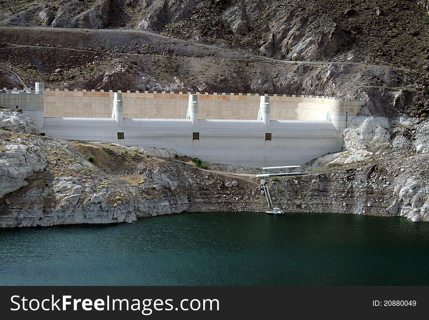 A picture of Hoover Dam.