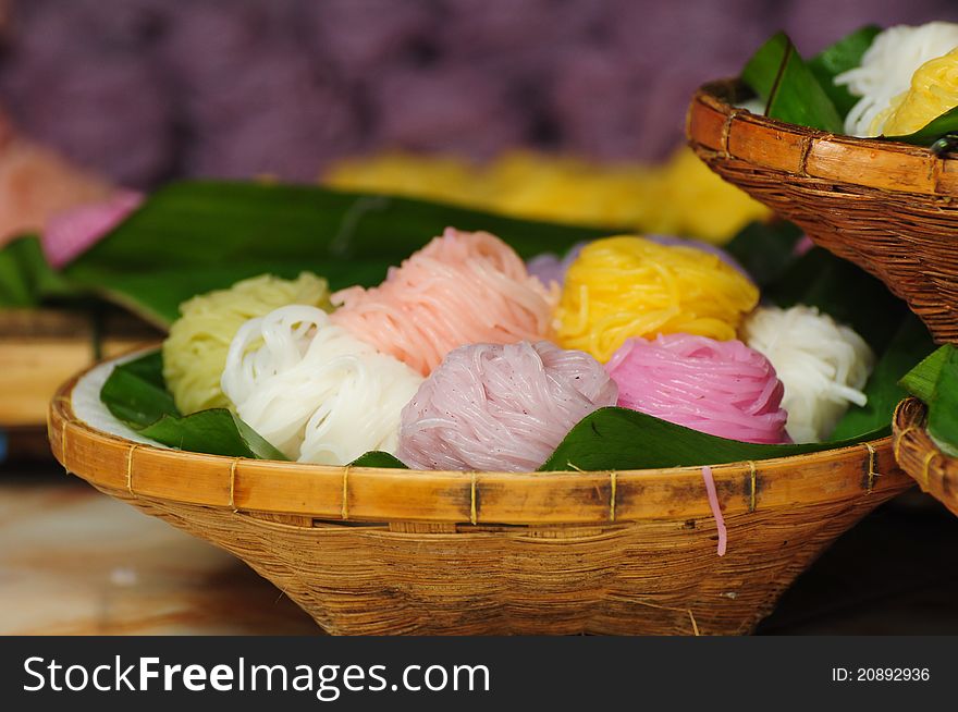 Thai noodles in a bamboo basket