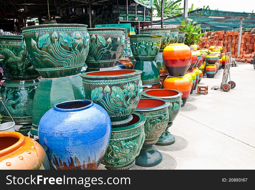 Multi-colored flower pots in the pot shop.