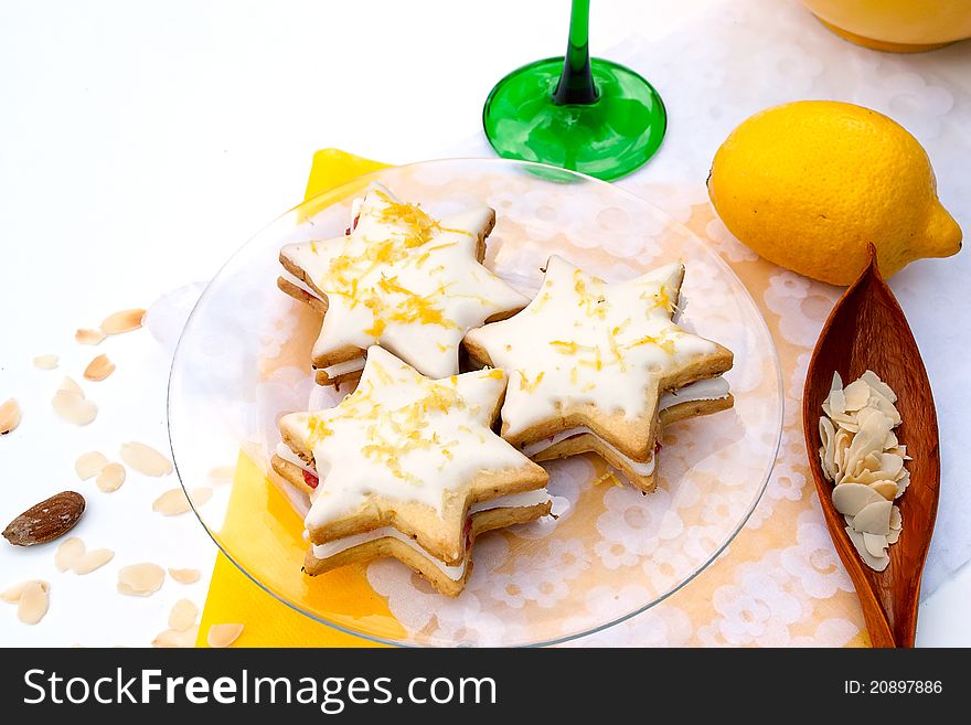 Almond cookies with vanilia dressing