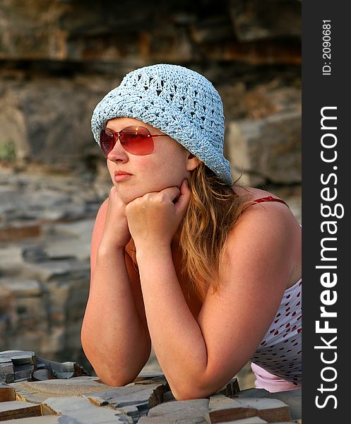 Young woman looking at sunset putting her elbows on the cliff