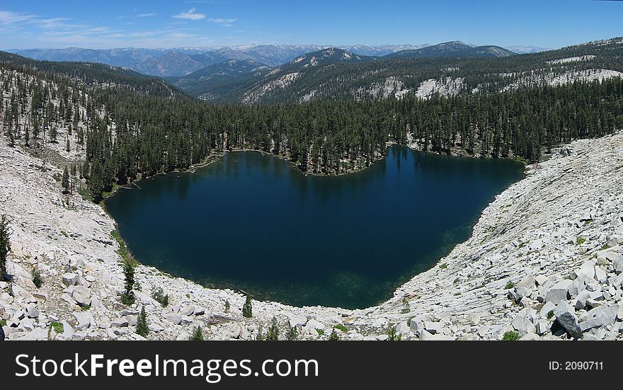 Panoramic View of High Altitude Lac in the Sierras, Californie, USA