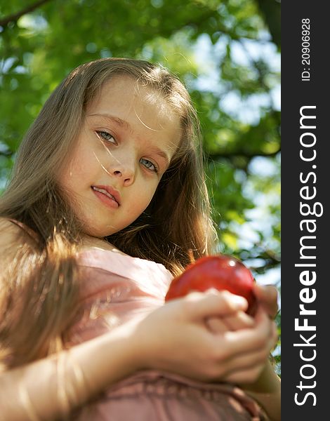 The little girl with an apple