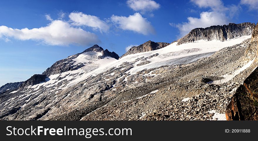 A big panoramic of aneto's glacier view