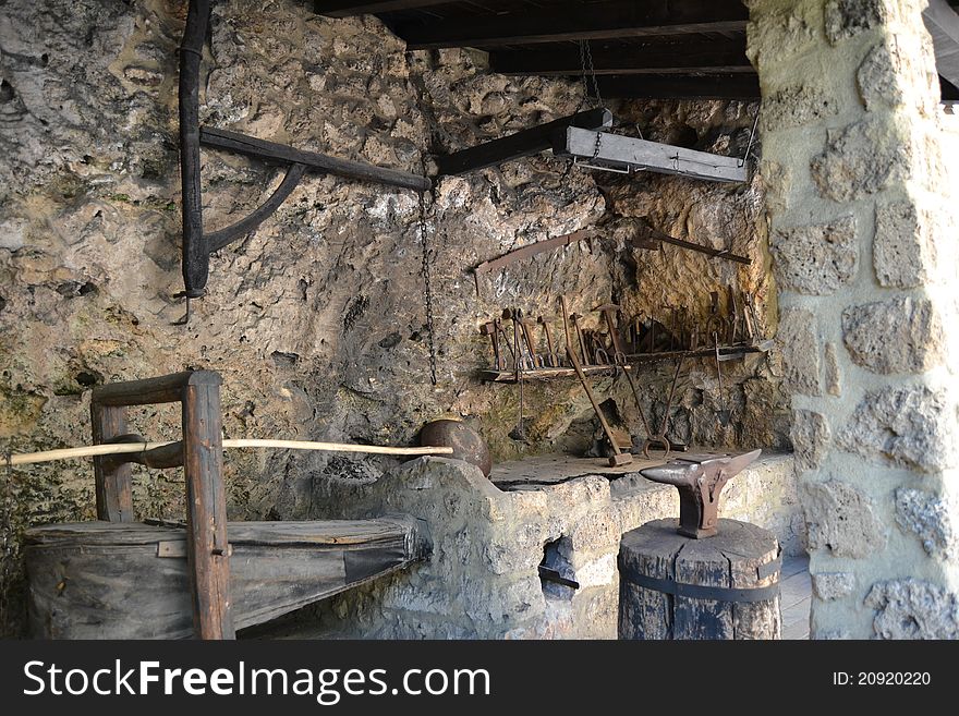 Ancient tools for the artisan in iron, wood and copper