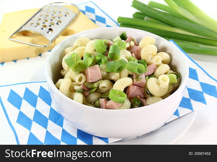 A white bowl of Munich ham pasta