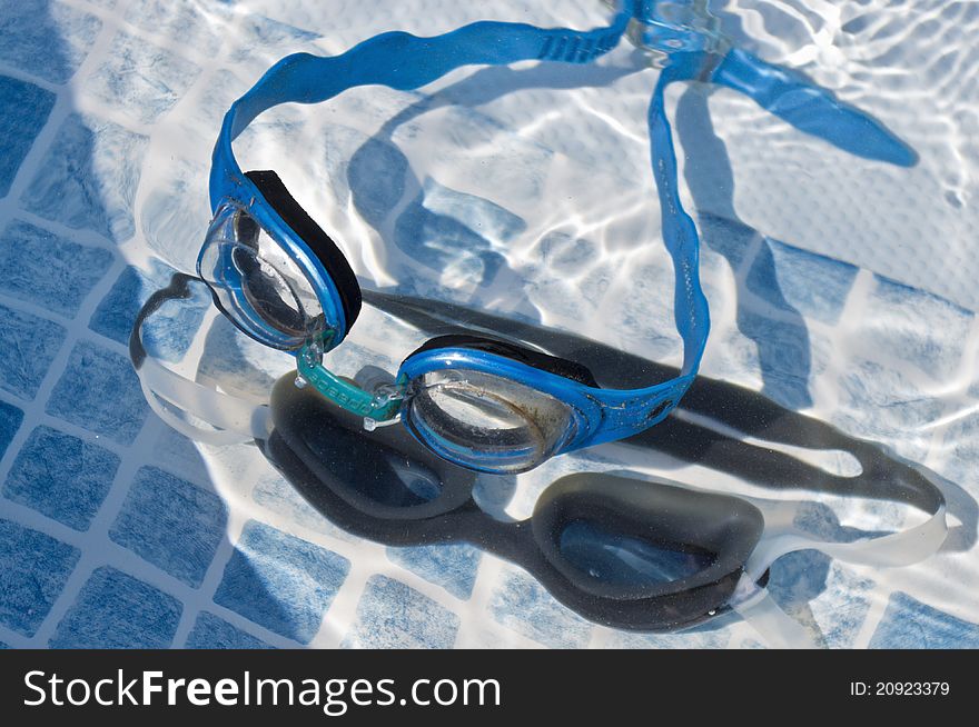 Swimming goggles near the water with great colors