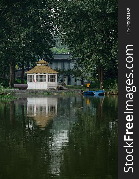 A cabin stands by the lake, making a sense of peace. A cabin stands by the lake, making a sense of peace.