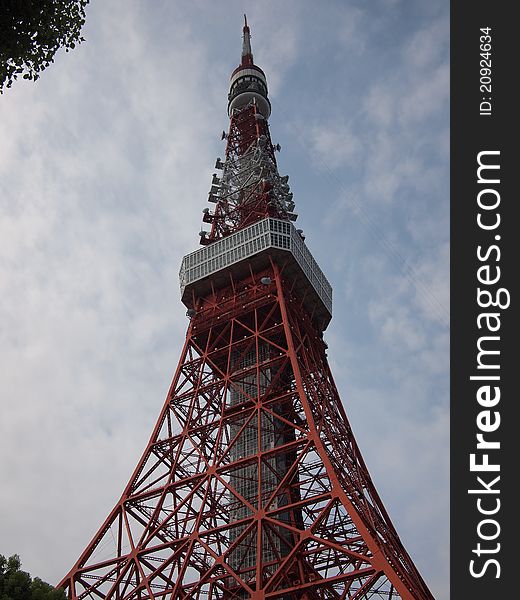 After recent major earthquake, Antenna at top of tokyo tower bend and tilt. After recent major earthquake, Antenna at top of tokyo tower bend and tilt.