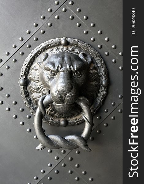 With lion-head door knocker