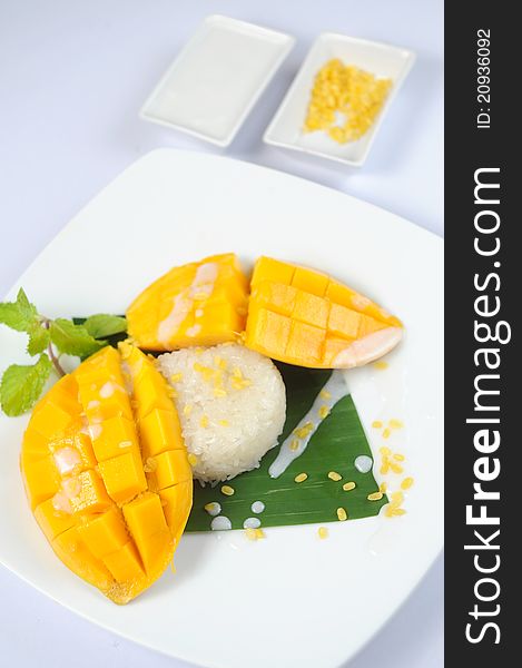 Thai's dessert Mango sticky rice with coconut milk