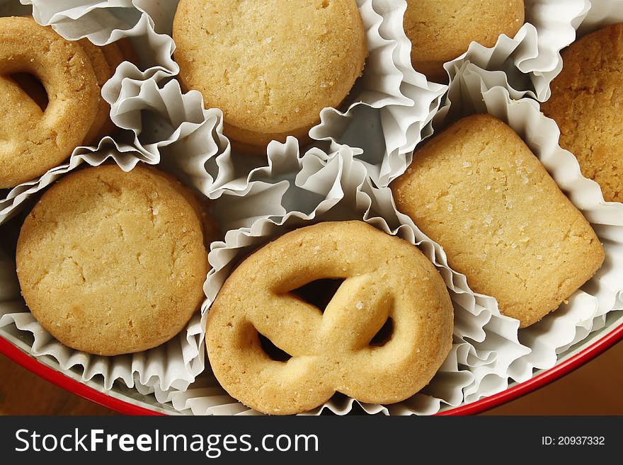 Overhead view of the cookies in a circle shaped container over light red background